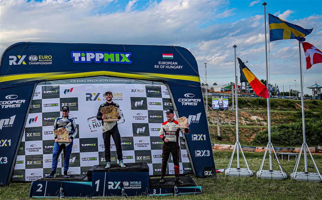 Podium af de tre bedste kørere til den første afdeling af Europamesterskabet. Ulrik til højre, den svenske kører Anton Marklund som vandt Europamesterskabet i 2017 i midten og den belgiske kører Enzo Ide til venstre.
(Foto: Jakub Nitka, Linnemann Promotion)